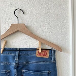 Hardly warn Women’s Levi Jeans 720